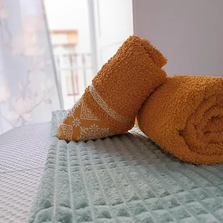 At Plaza Del Duque * Caces