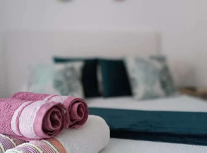 At Plaza Del Duque * Caces